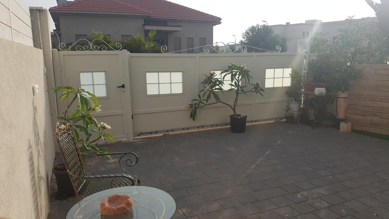 Regina'S Place Or Akiva Buitenkant foto